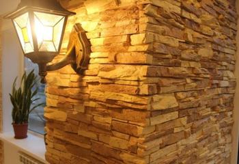Укладка декоративного камня на стену