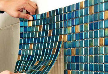Укладка мозаики в санузлах, на рабочей поверхности в кухне